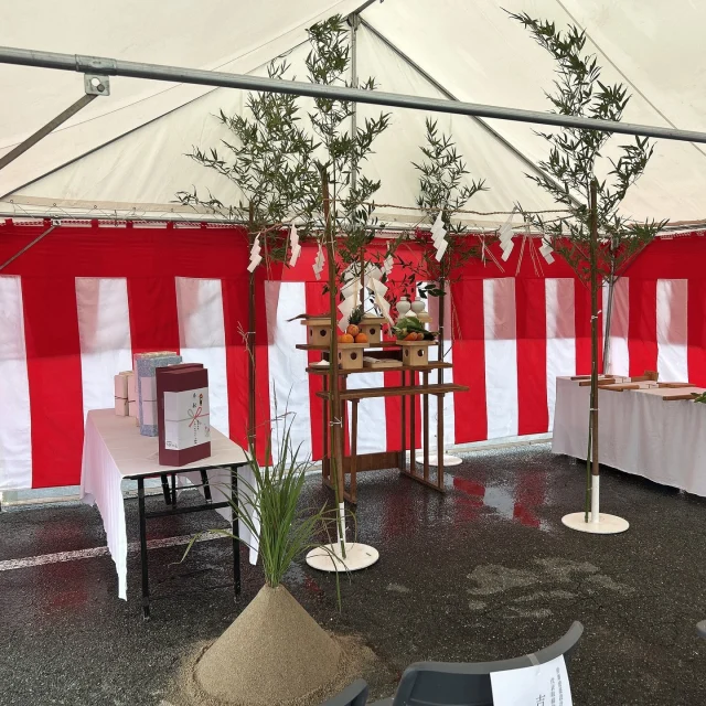 本日、熊本市内車検工場の増改築工事の安全祈願祭を行いました。あいにくの雨模様でしたが、雨は「土地を清める」「空気を浄化する」と言われ、新しいスタートにはむしろ縁起が良い一日となりました☔✨ここから始まる新しい拠点作り。お客様に喜んでいただけるように完成まで安全第一で進めてまいります！＃地鎮祭 ＃新しい現場が始まります