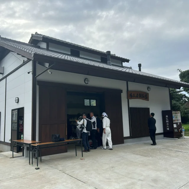 前回に引き続き、沢山の方に関心を持っていただきありがとうございます！今回は盛弘鍛冶工場とそこで行われた火入れ式のご紹介をさせていただきます。盛弘鍛冶工場は八女市立花町にある、注文3年待ちの大変人気な刃物製造販売の会社です。手作りにこだわり、1本1本を丁寧に製造されています。切れ味が良く、メディアにも取り上げられています。是非皆様にも手に取っていただきたいです✨その盛弘鍛冶工場で、10/25（土）に火入れ式を行いました🔥火入れ式とは、新たに導入される設備・炉に対して「無事故・安全・繁栄」を祈る為に行われる伝統的な儀式です。中々見ることができない神聖なものなので、今回の体験は非常に貴重なものとなりました。＃火入れ式＃新築工事＃八女市立花町＃刃物製造