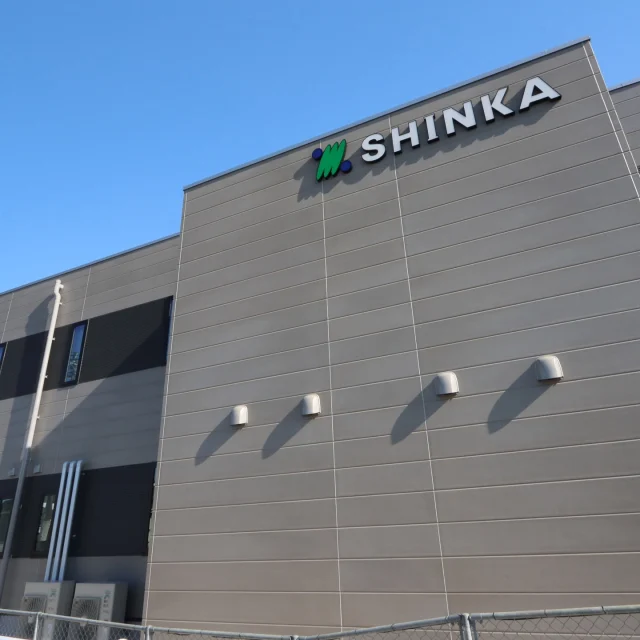 🏢✨シンカ株式会社様　熊本北営業所新築工事　完成いたしました✨この度、シンカ株式会社様の新築工事を担当させて頂きました！沢山の窓からたっぷりと光が差し込む、明るく開放感のあるオフィスに仕上がっています。室内は広々として使いやすいレイアウトに。日々の業務がスムーズに行えるよう、動線や空間の余白にも拘りが見られます。働く人が心地よく過ごせる、機能性と快適さを兼ね備えています。引渡しも無事に終わり、新しい場所で、シンカ株式会社様のこれからが発展していくことを願っております✨この度は、誠にありがとうございました！＃新築工事 ＃熊本県