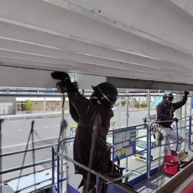 今回はENEOSウイングルート200飯塚東TSにおけるキャノピー改修工事についてアップさせていただきます✨️老朽化が進んだことで屋根上の錆が目立ってきており、特に雨の日は雨漏りもあるとの事。まずは、内部に溜まっていた泥等をしっかり除去し、必要な補修を行ったうえで新しく幕板を設置。屋根上は洗浄後、錆止塗装をしてから上塗りまで丁寧に仕上げます。そして、傷んでいた電気配線を更新。防鳥ネットも既存のものは老朽化していた為、新しいものに張り替えます。見た目も綺麗に、安心して使っていただける状態に改善させていただきます！#施工写真 #改修工事中