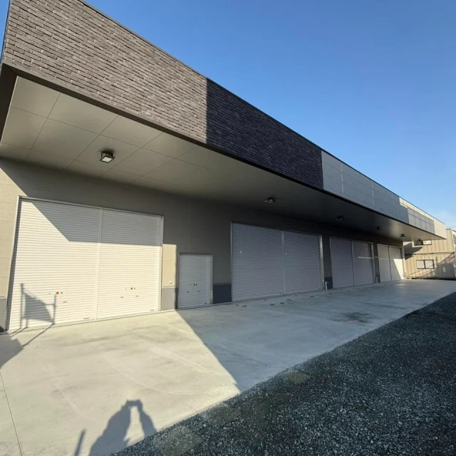 今回は以前地鎮祭として投稿させていただいた㈱イデックスリテール熊本様の現場にて、車の修理等を行う整備工場棟が完成しましたので、紹介させていただきます！外観も圧巻ではありますが、それに並ぶ広々とした綺麗な内装に必要な設備を備えており、従業員の方々は日々の業務に円滑に進めることができるようになっております✨修理車両もピカピカに蘇ること間違いなしですね(*‘∀‘)また、今回完成した工場棟は九州でも指折りの大きさを持ち、修理待ちのお客様が沢山いらっしゃいます💦これから新しい工場棟で働く従業員の方々が快適にお仕事ができることを願っております！＃増築工事＃熊本市内＃整備工場